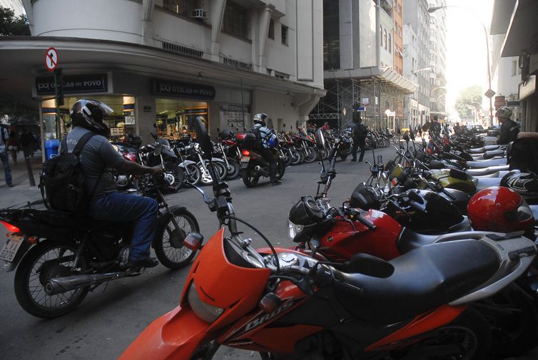 Produção de motocicletas cai 98% em abril