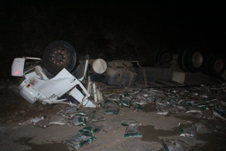 Caminhoneiro morre preso às ferragens após capotar caminhão