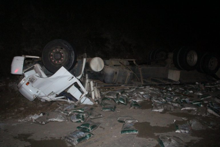 Caminhoneiro morre preso às ferragens após capotar caminhão