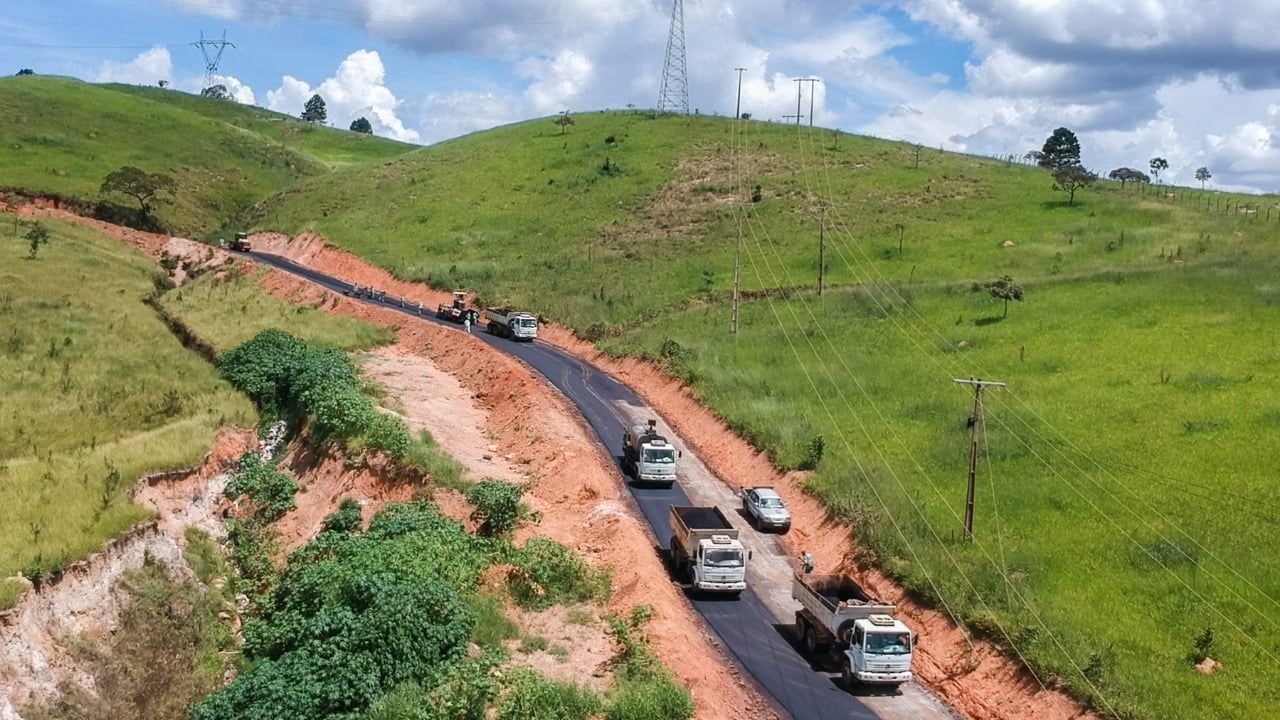Prefeitura conclui asfaltamento no Alto da Barbacena, no Pedreira