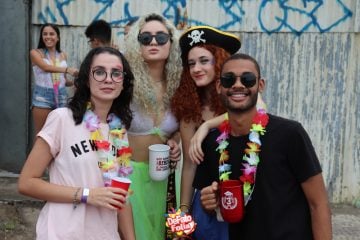 Foliões curtem o Carnariru, em Ipatinga