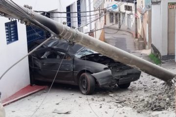 Motorista perde o freio e bate contra poste de iluminação pública em Itabira