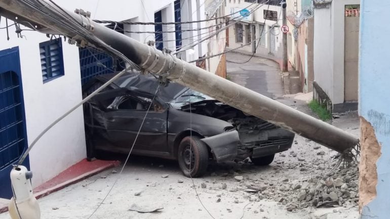 Motorista perde o freio e bate contra poste de iluminação pública em Itabira