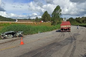 Homem é arremessado para fora do carro após colisão com carreta na BR-381