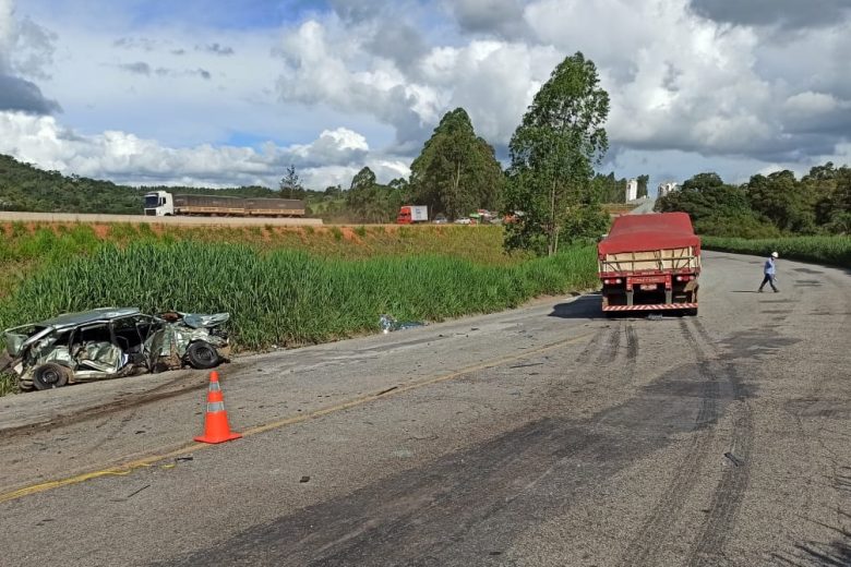 Homem é arremessado para fora do carro após colisão com carreta na BR-381