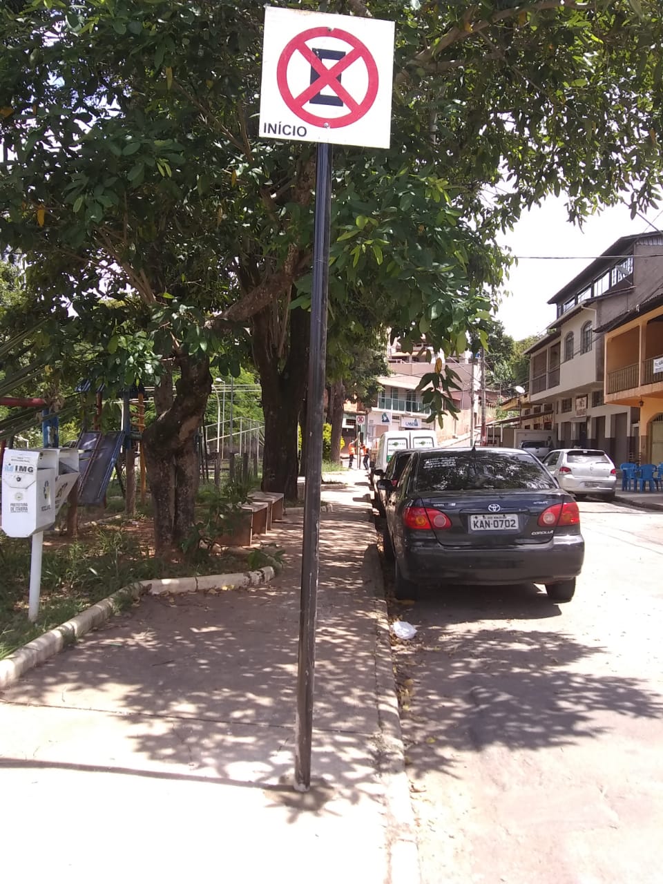 Estacionamento proibido na praça Geraldo Julião, no bairro Machado