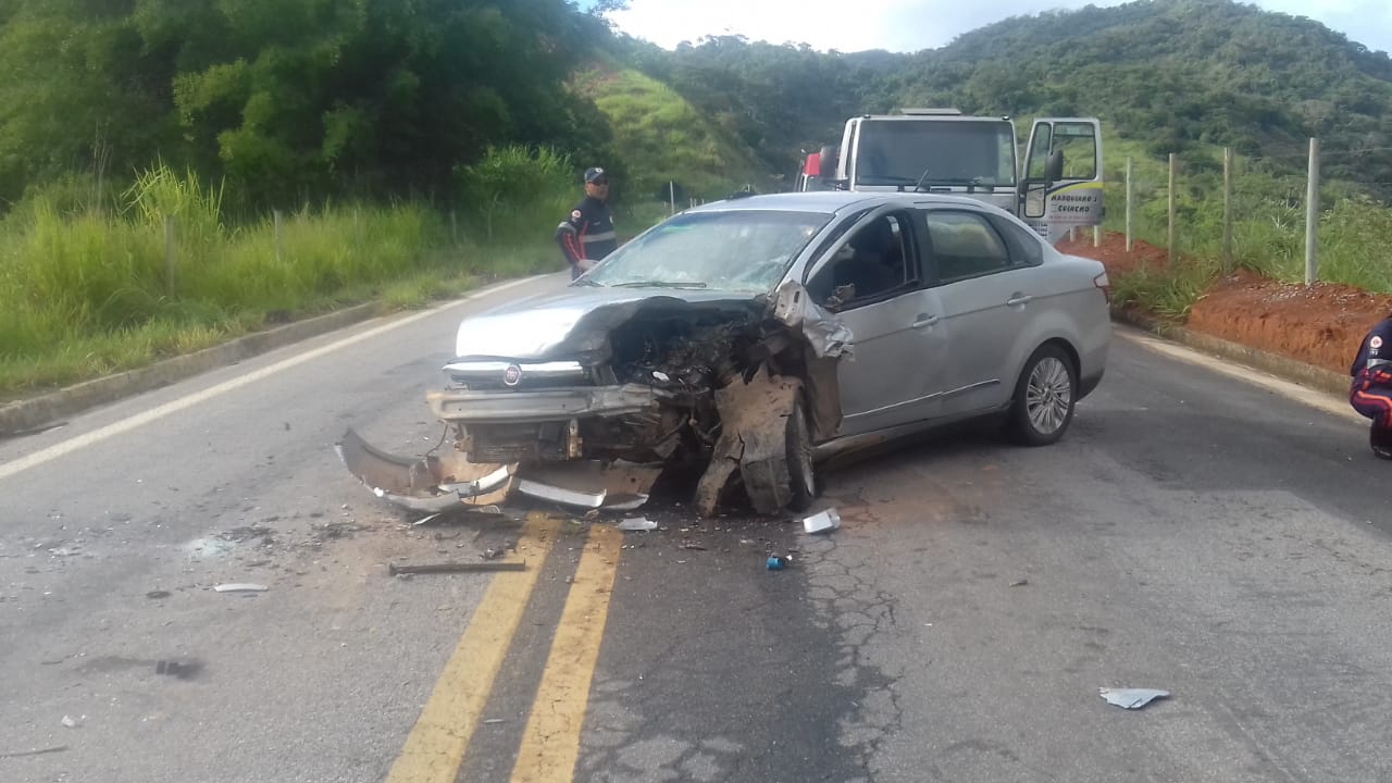 Acidente deixa um morto e cinco feridos na MG-120 em Ferros