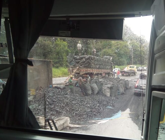 Tombamento de caminhão com carvão dificulta trânsito na BR-381