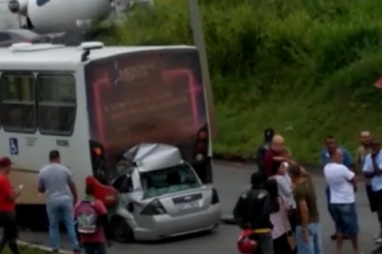 Carro fica destruído ao bater na traseira de ônibus na BR-040; veja vídeo