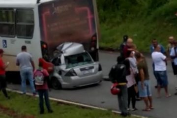 Carro fica destruído ao bater na traseira de ônibus na BR-040; veja vídeo