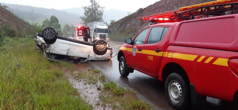 SAMU e Bombeiros são acionados para socorrer vítimas de capotamento em Itabira