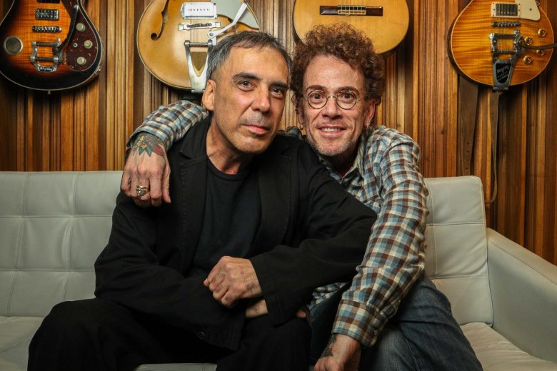 Arnaldo Antunes, Nando Reis e Titãs se manifestam contra Olavo por uso de música
