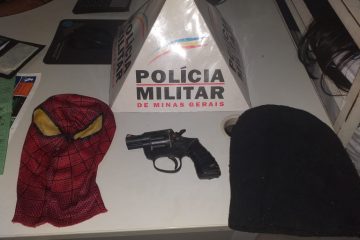 Assaltante com máscara do Homem-Aranha rouba caminhonete, é perseguido pela PM e abandona veículo