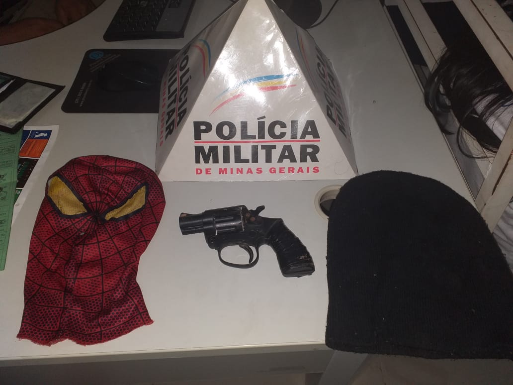 Assaltante com máscara do Homem-Aranha rouba caminhonete, é perseguido pela PM e abandona veículo