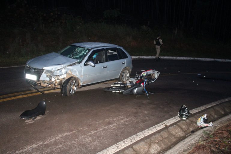 Motociclista de 20 anos morre após bater em carro na estrada do Carmo