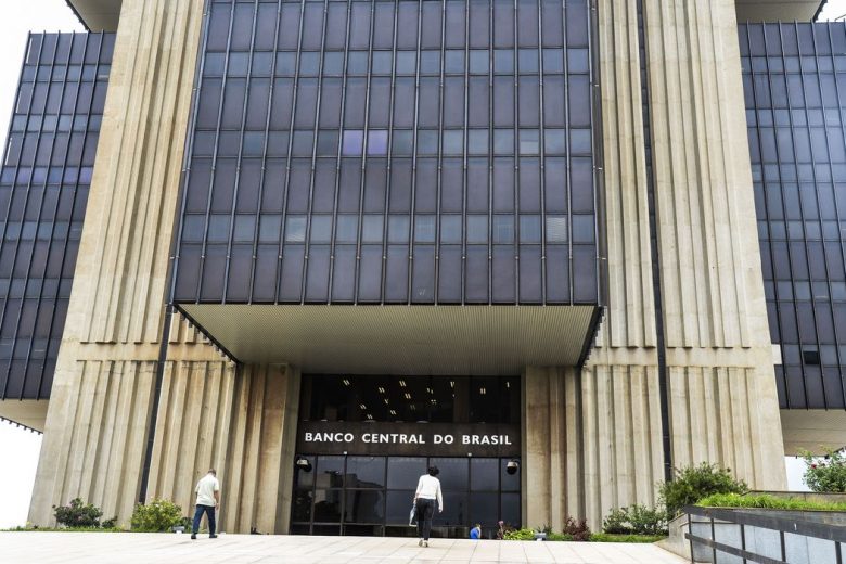 Bancos passam a cobrar dólar do dia da compra com cartão