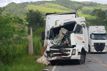 Batida entre carretas leva motorista ao hospital e interdita rodovia Itabira-Nova Era