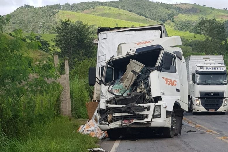 Batida entre carretas leva motorista ao hospital e interdita rodovia Itabira-Nova Era
