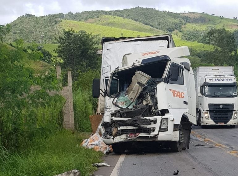Batida entre carretas leva motorista ao hospital e interdita rodovia Itabira-Nova Era