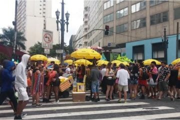 De moletom, casaco e capa de chuva, foliões encaram sábado de carnaval em SP