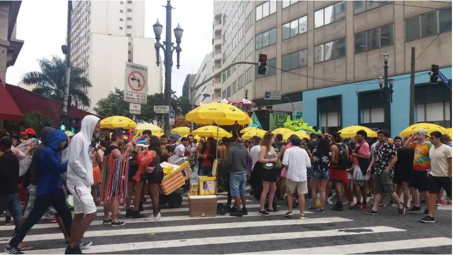 De moletom, casaco e capa de chuva, foliões encaram sábado de carnaval em SP