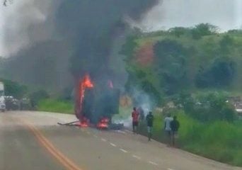 Acidente entre carro e moto na 381 tem vítima com ferimentos graves