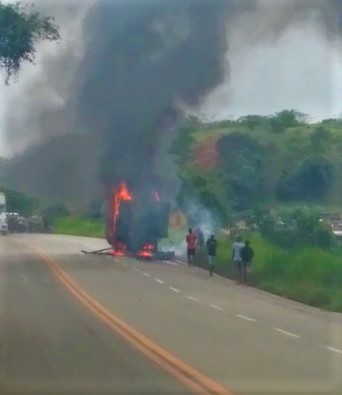 Acidente entre carro e moto na 381 tem vítima com ferimentos graves