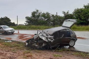 Carro bate em caminhão, fica completamente destruído e deixa dois feridos em Itabira