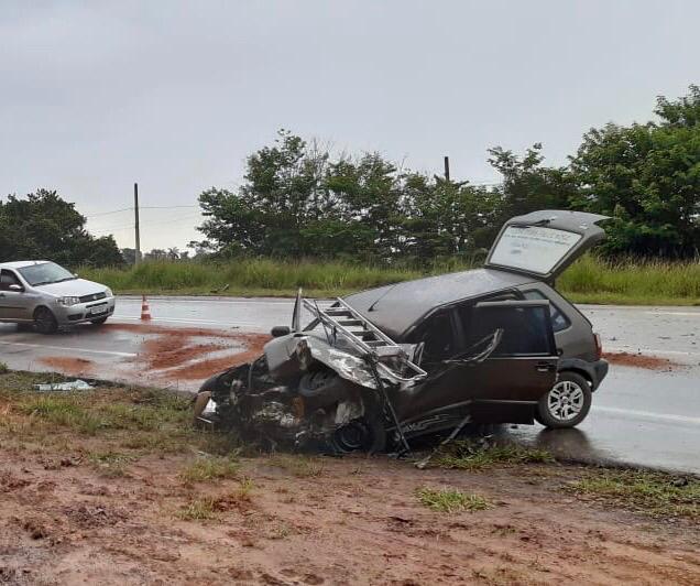 Carro bate em caminhão, fica completamente destruído e deixa dois feridos em Itabira