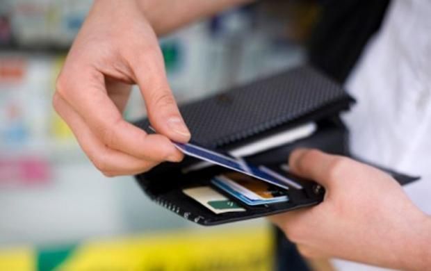 Compras com cartão no exterior serão cobradas conforme a taxa de câmbio do dia