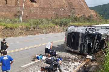 Carga de carne é saqueada após acidente com carreta na MGC-120 