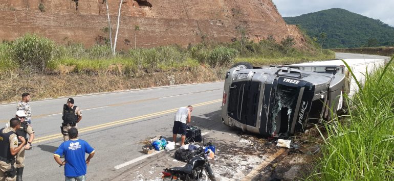 Carga de carne é saqueada após acidente com carreta na MGC-120 