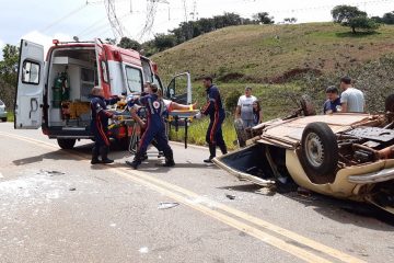 Homem capota fusca e é socorrido em estado grave na rodovia Luiz Menezes