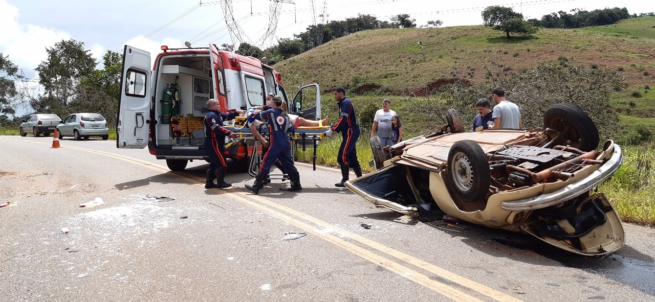 Homem capota fusca e é socorrido em estado grave na rodovia Luiz Menezes