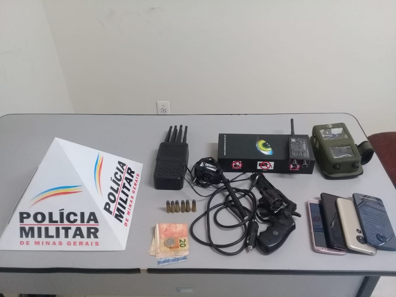 perseguicao-em-rodovia-termina-com-prisao-de-suspeitos-de-roubos-de-cargas-na-regiao (1)