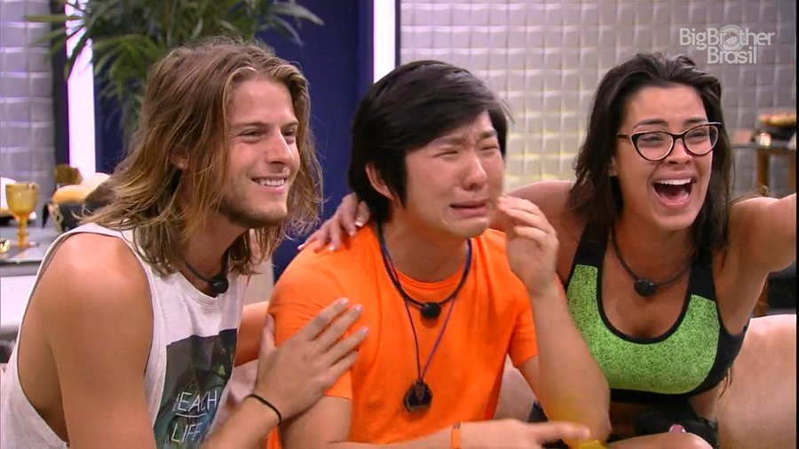 Pyong chora ao ver seu filho, Jake, pela primeira vez