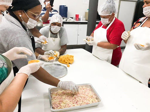 Sistema Prisional promove capacitação de salgadeiro para ex-detentos