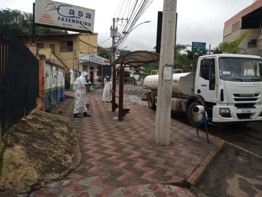 Pontos de ônibus passam por higienização em Itabira 
