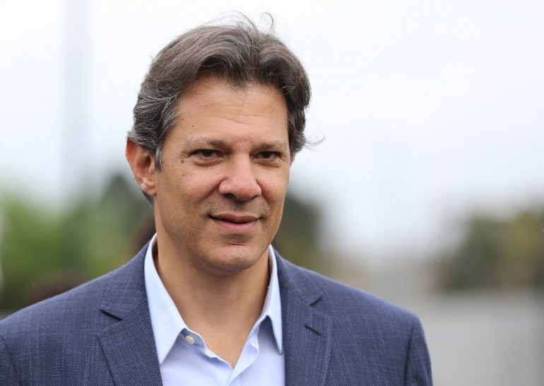 Ficou “no vácuo”: mesária se recusa a cumprimentar candidato Haddad, em São Paulo