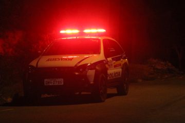 Jovem abordado por trio tem o celular furtado na Av. Rio Doce