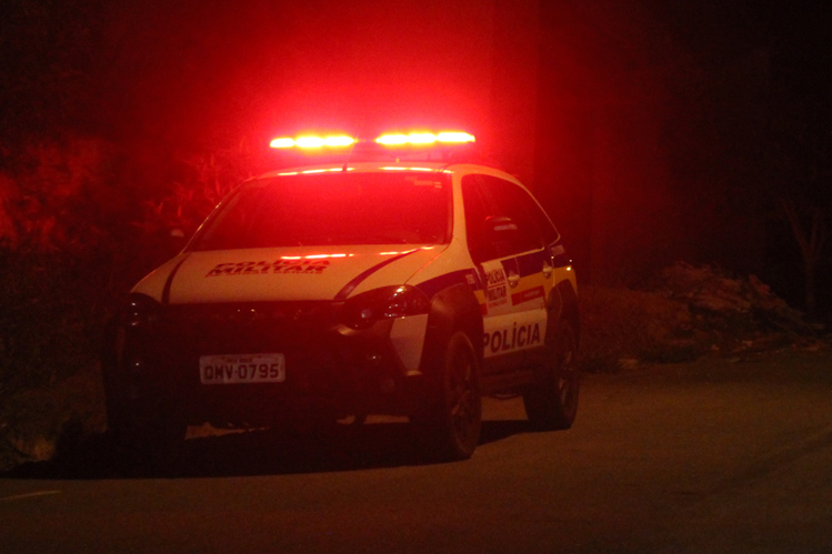 Jovem abordado por trio tem o celular furtado na Av. Rio Doce