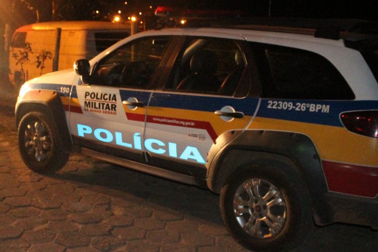 Mulher tem o celular levado por bandidos na Av. Machado de Assis