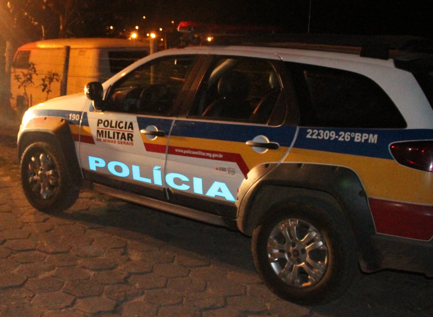 Mulher tem o celular levado por bandidos na Av. Machado de Assis