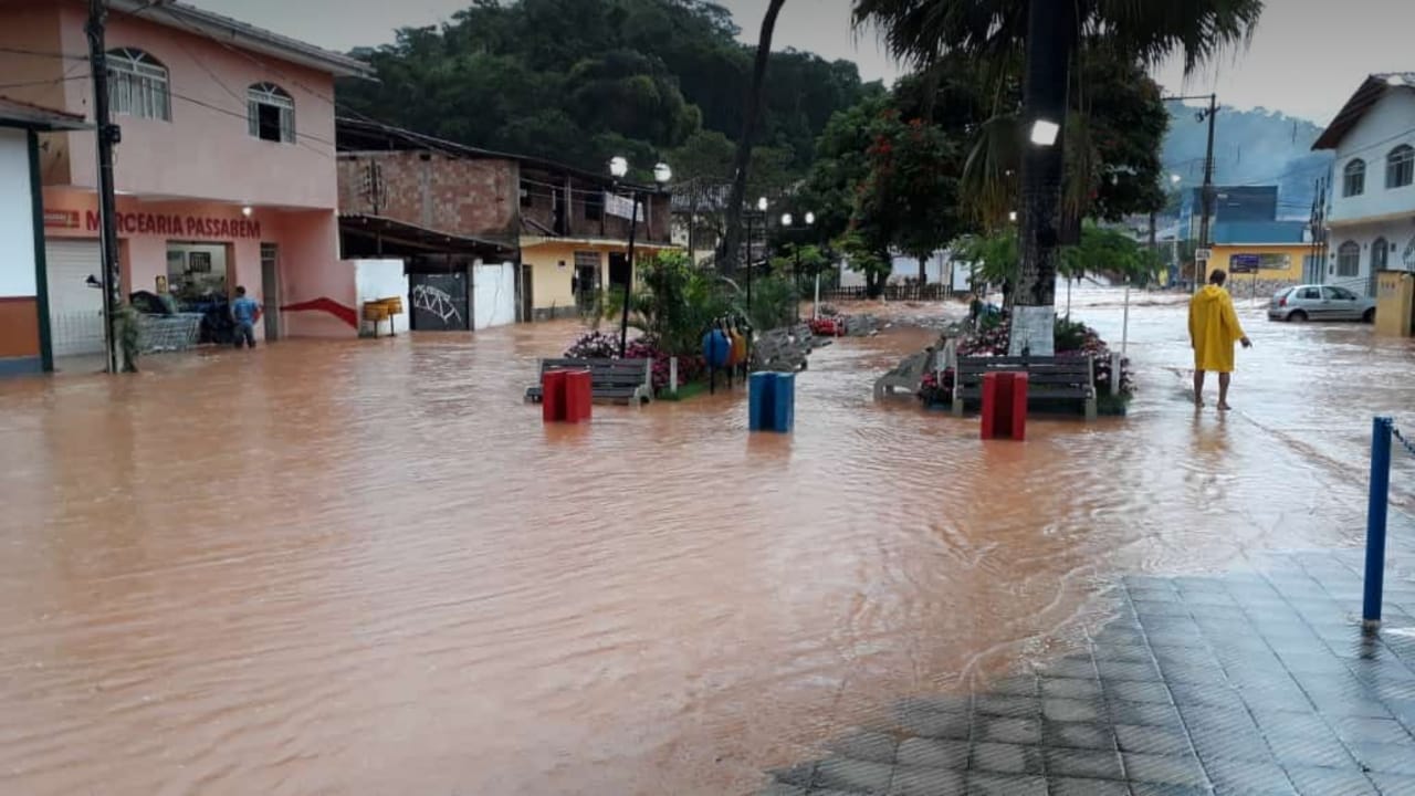 Chuvas causam alagamento e queda de pontes em Passabém