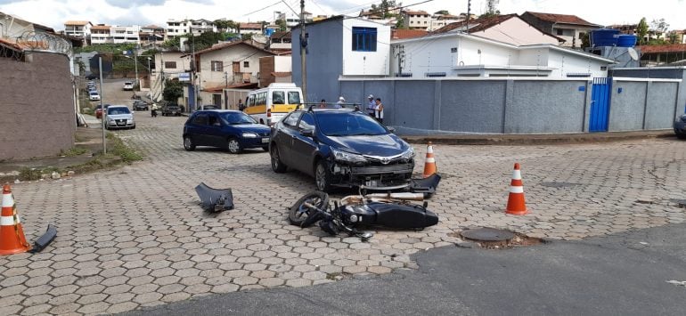 Colisão entre carro e moto deixa dois feridos em Itabira