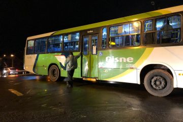 Acidente entre carro e ônibus deixa trânsito lento em Itabira