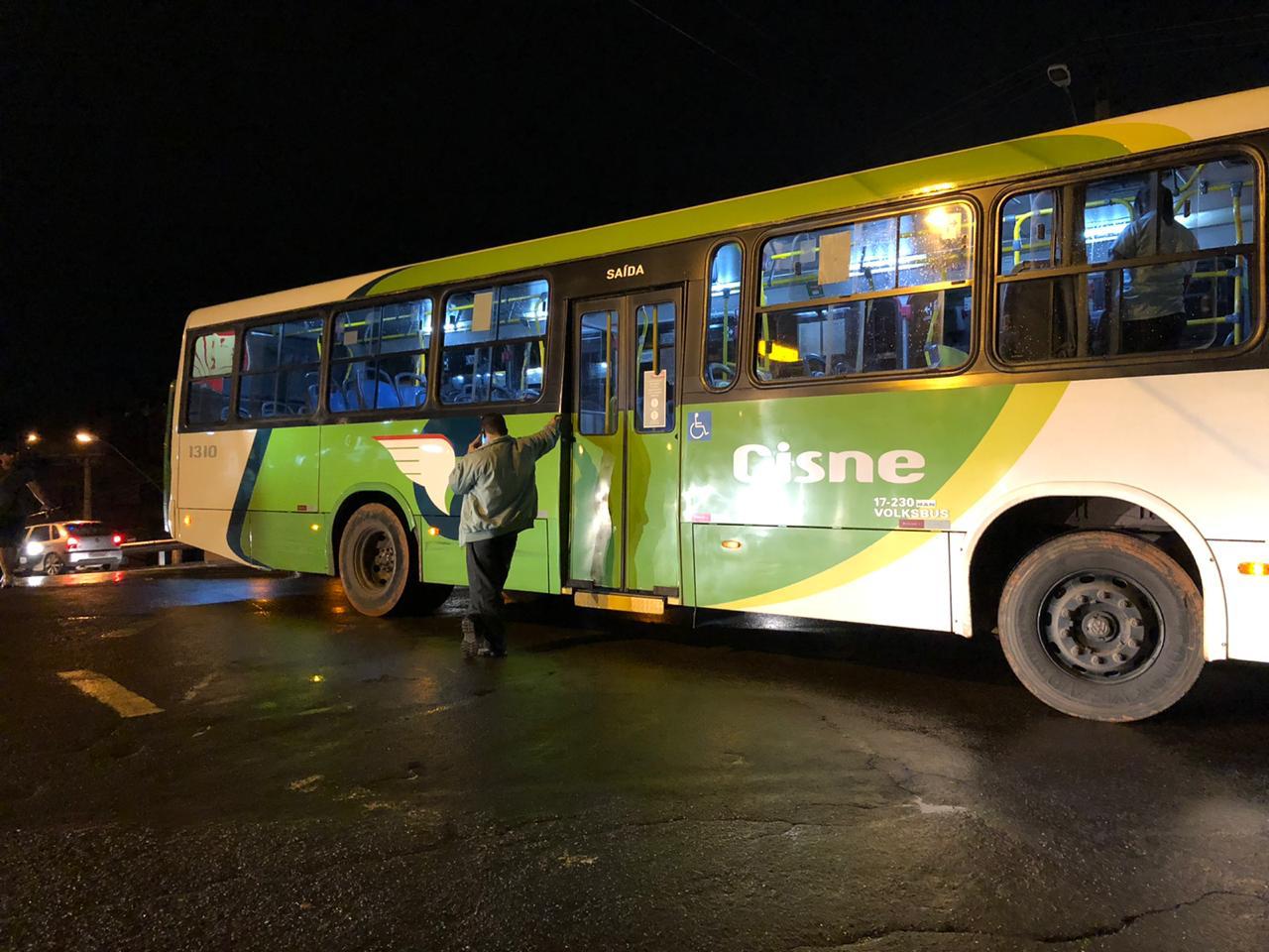 Acidente entre carro e ônibus deixa trânsito lento em Itabira