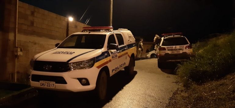 Homens armados invadem casa e assaltam família em Itabira