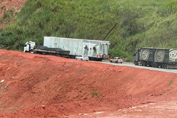 Carreta com batedores complica trânsito na BR-381