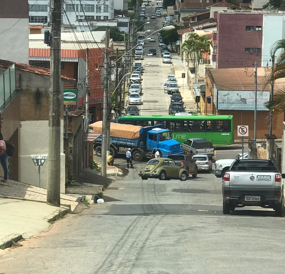 Caminhão com defeito complica o trânsito na rua Juca Machado